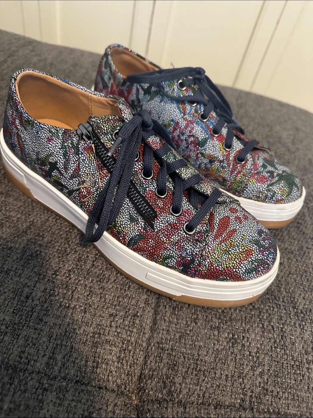 Size 38 Sakura Women's Blooming Floral Pattern Lace-Up Sneakers in Multicolor